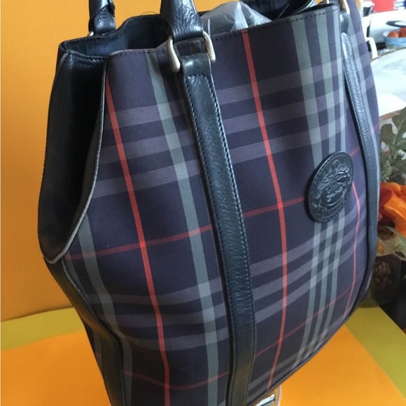Burberry shoulder bag in excellent use condition 14x14 - Picture 3 of 11